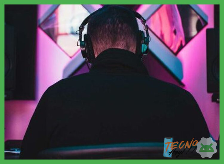 ¿Es mejor el sonido estéreo por altavoces que mediante auriculares?